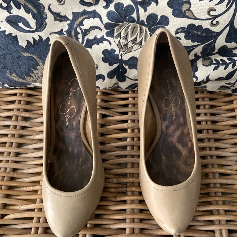 Tan heels size 6 brand JS smalll scratch see pictures